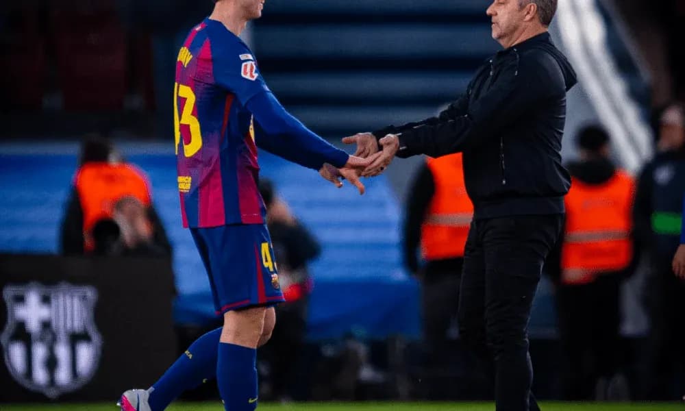 Joueur du FC Barcelone échangeant avec l'entraîneur Joueur du FC Barcelone échangeant avec l'entraîneur