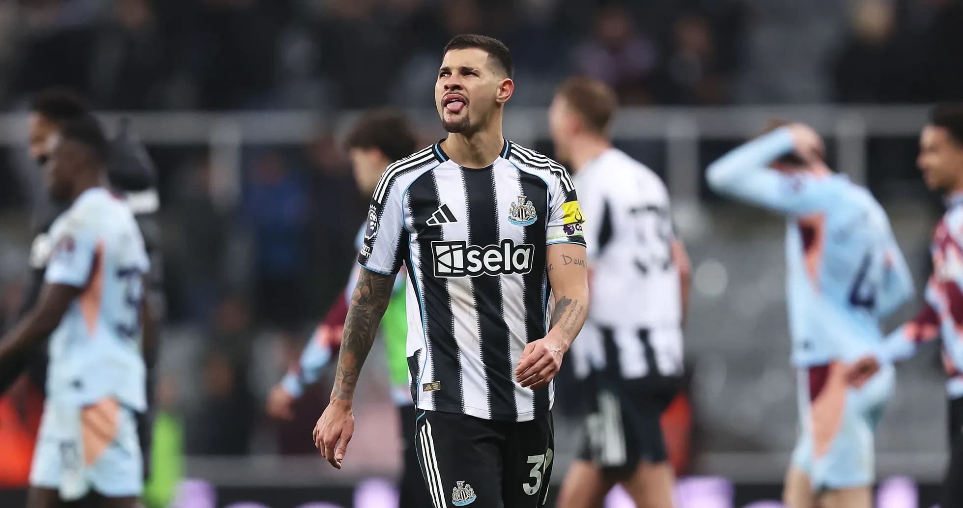 Joueur de Newcastle déçu après le match Joueur de Newcastle déçu après le match