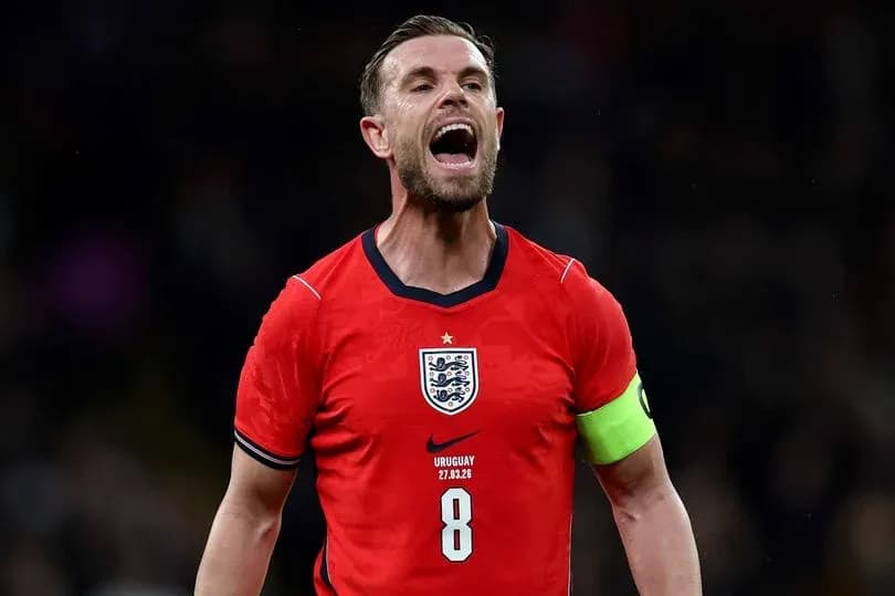 Joueur anglais célébrant avec un maillot rouge Joueur anglais célébrant avec un maillot rouge