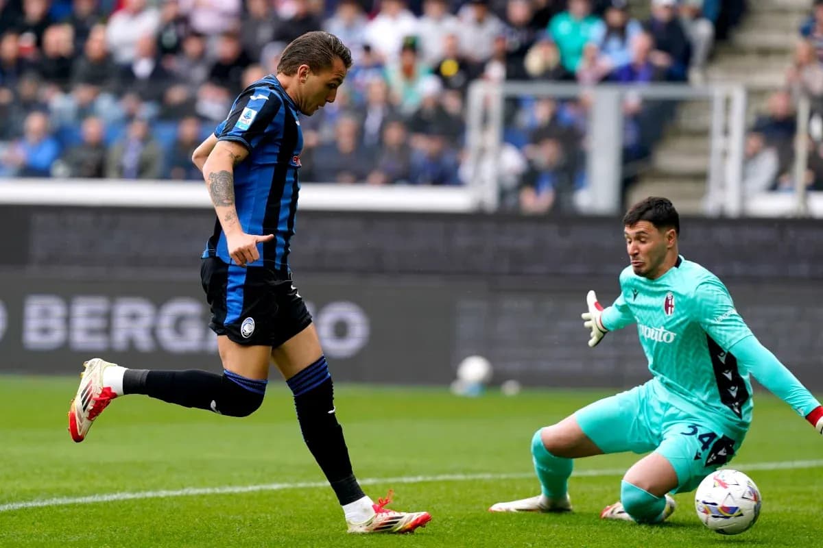 Un joueur d'Atalanta dribble le gardien de Bologna Un joueur d'Atalanta dribble le gardien de Bologna