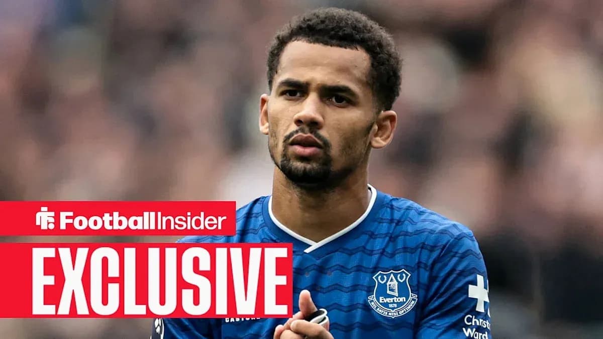 Joueur d'Everton en tenue bleue sur le terrain Joueur d'Everton en tenue bleue sur le terrain