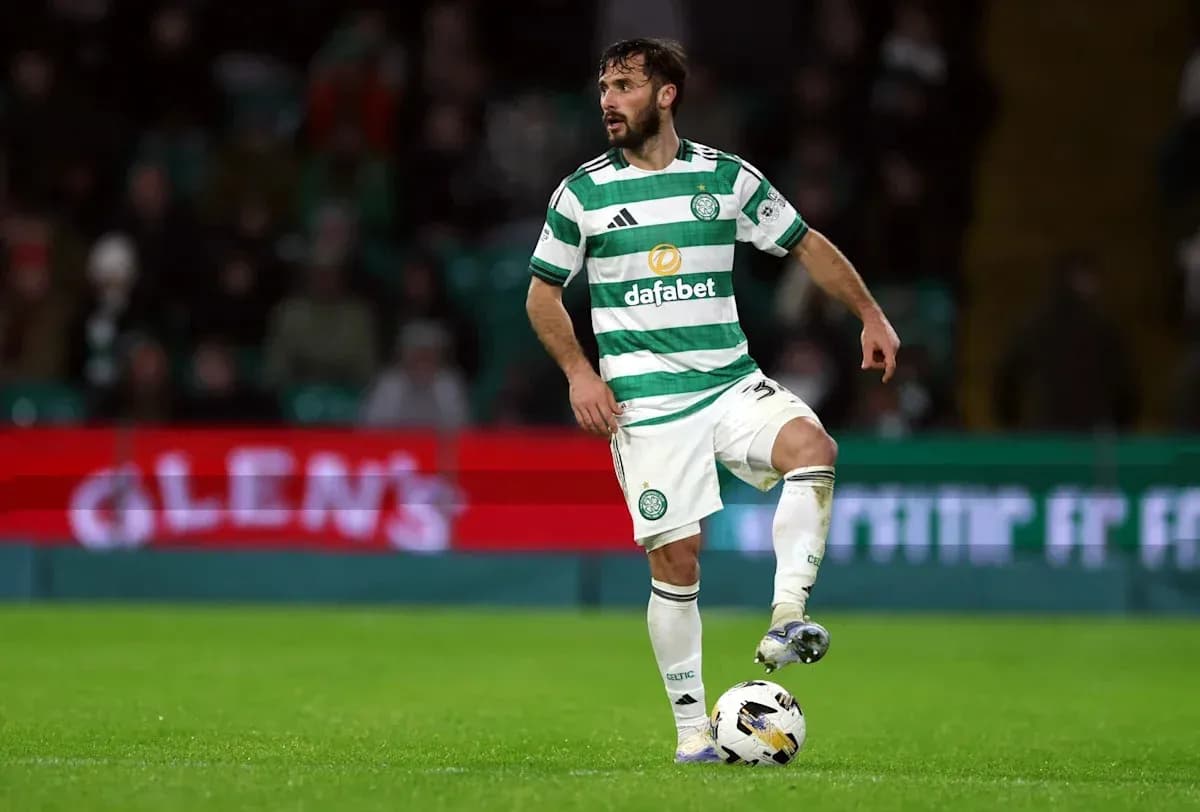 Joueur de Celtic FC contrôlant le ballon sur le terrain Joueur de Celtic FC contrôlant le ballon sur le terrain