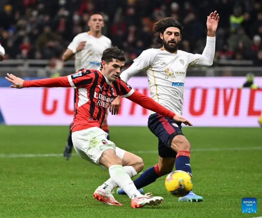 Un joueur d'AC Milan chute pendant le match Un joueur d'AC Milan chute pendant le match