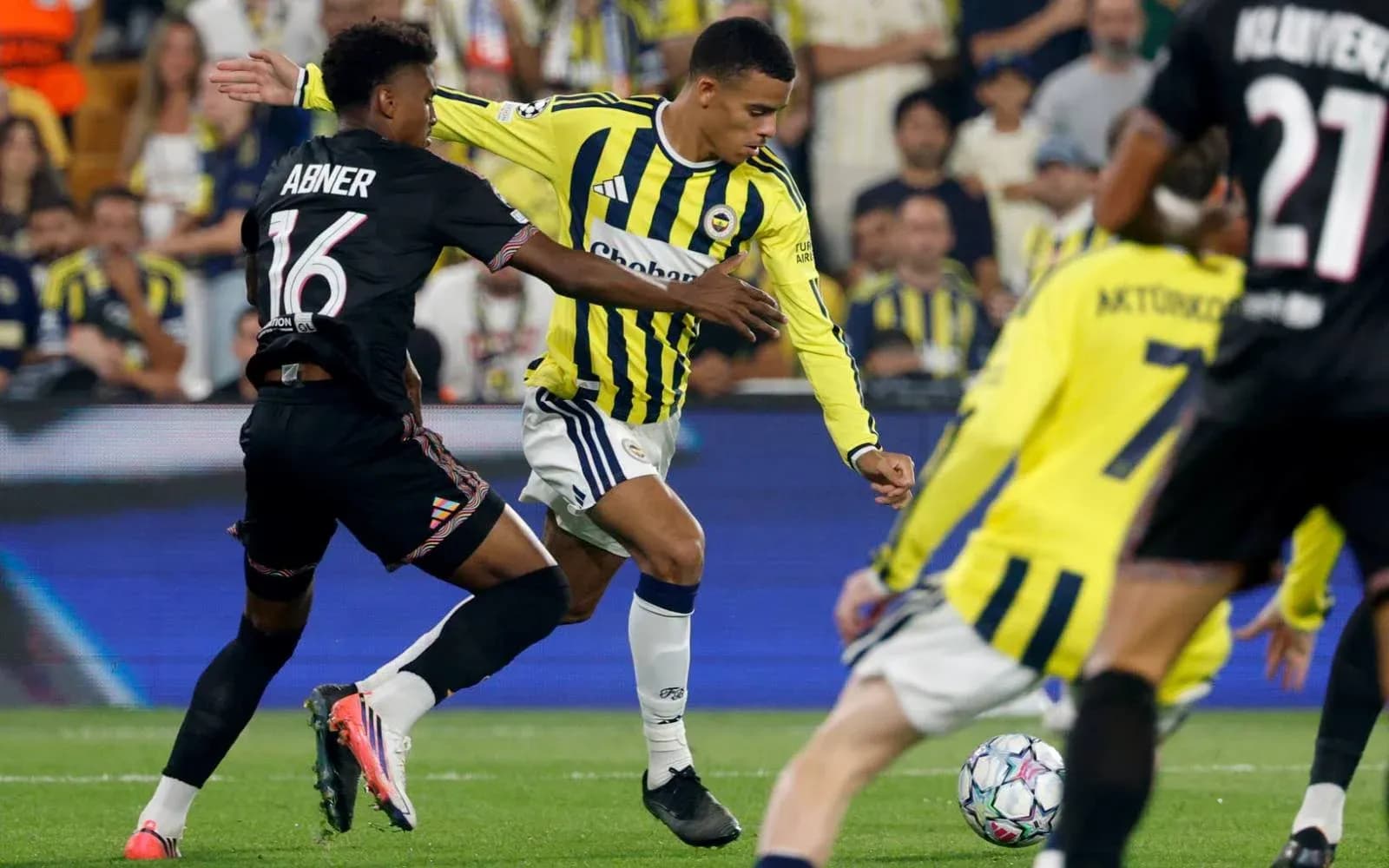 Action de match entre Fenerbahçe et Lyon Action de match entre Fenerbahçe et Lyon