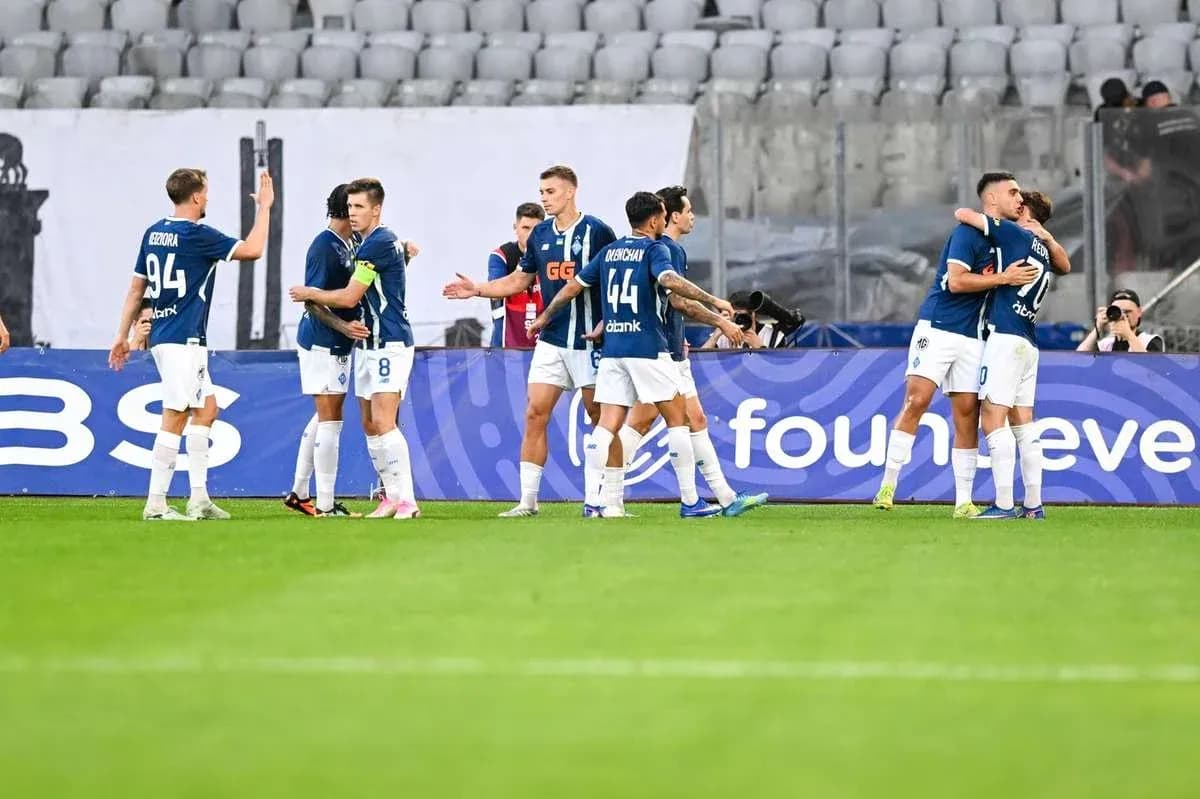 Joueurs de Dynamo Kyiv célébrant un but Joueurs de Dynamo Kyiv célébrant un but
