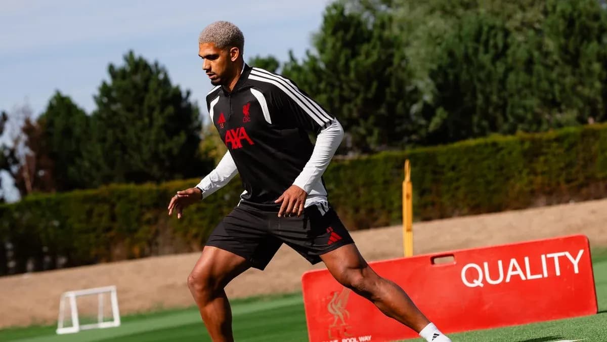 Joueur de Liverpool s'entraînant sur le terrain Joueur de Liverpool s'entraînant sur le terrain