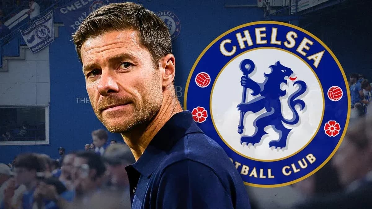 Entraîneur devant le logo de Chelsea FC Entraîneur devant le logo de Chelsea FC