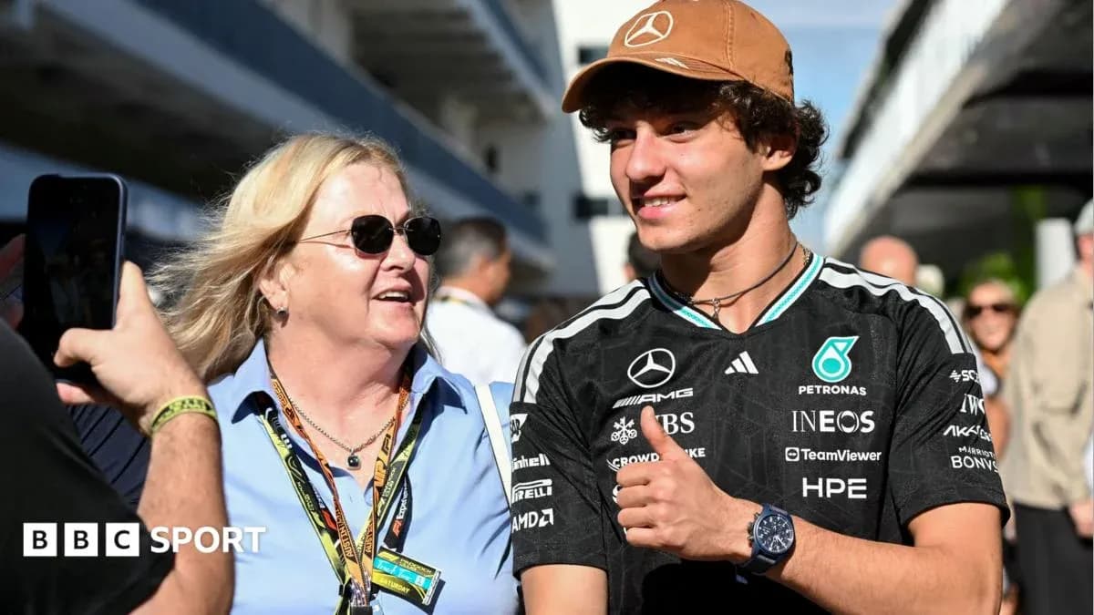 Deux personnes souriant dans un paddock de Formule 1 Deux personnes souriant dans un paddock de Formule 1