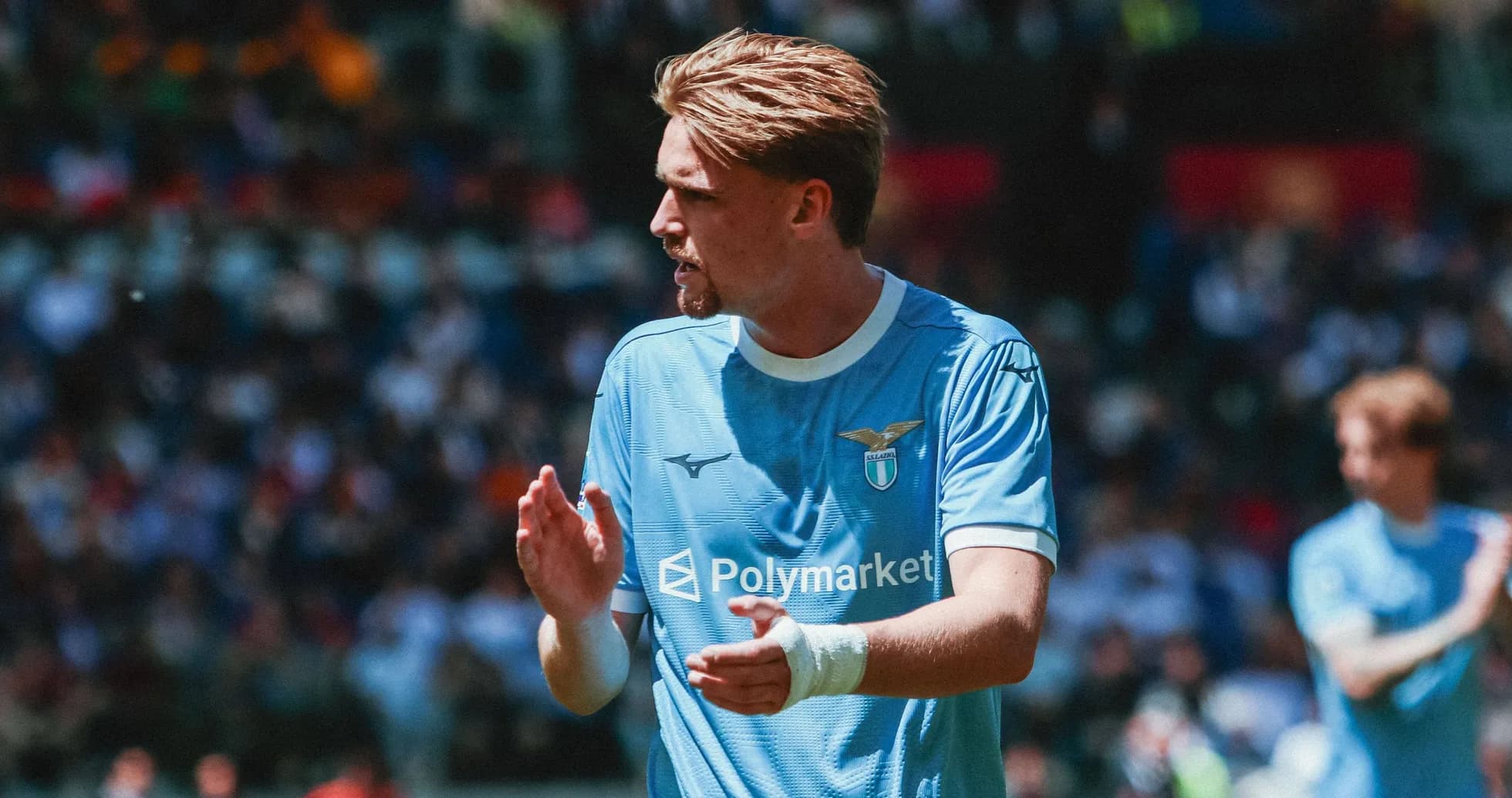 Joueur de la Lazio applaudissant sur le terrain Joueur de la Lazio applaudissant sur le terrain