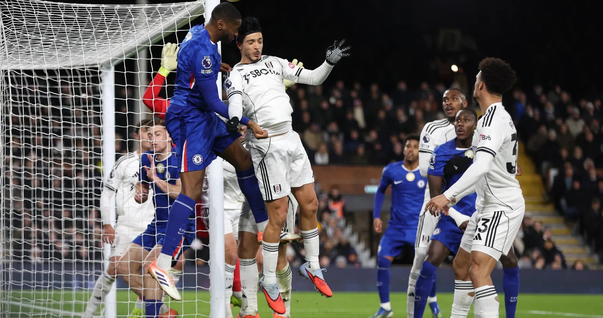 Un joueur de Chelsea frappe le ballon dans la surface Un joueur de Chelsea frappe le ballon dans la surface