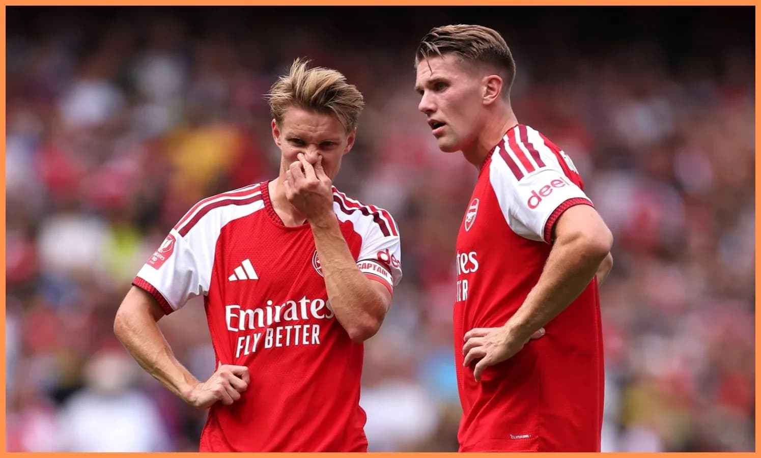 Deux joueurs d'Arsenal discutant sur le terrain Deux joueurs d'Arsenal discutant sur le terrain
