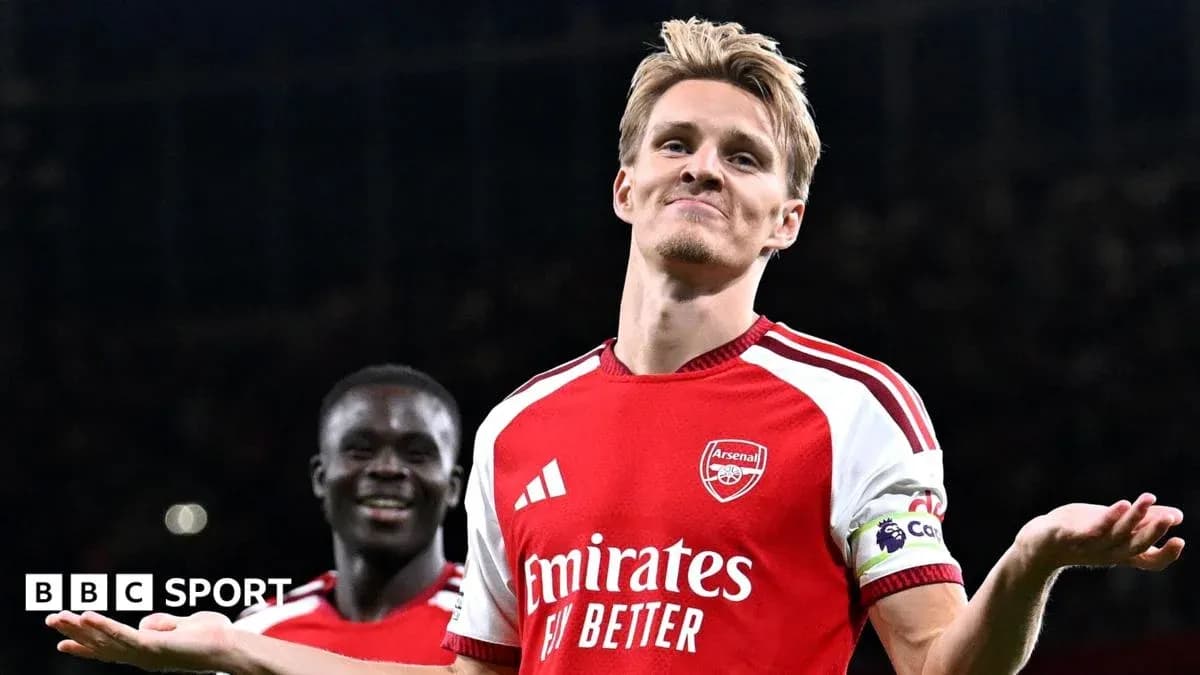 Joueur d'Arsenal célébrant avec un coéquipier Joueur d'Arsenal célébrant avec un coéquipier