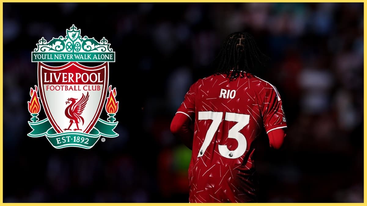 Joueur de Liverpool avec le numéro 73 sur le maillot Joueur de Liverpool avec le numéro 73 sur le maillot