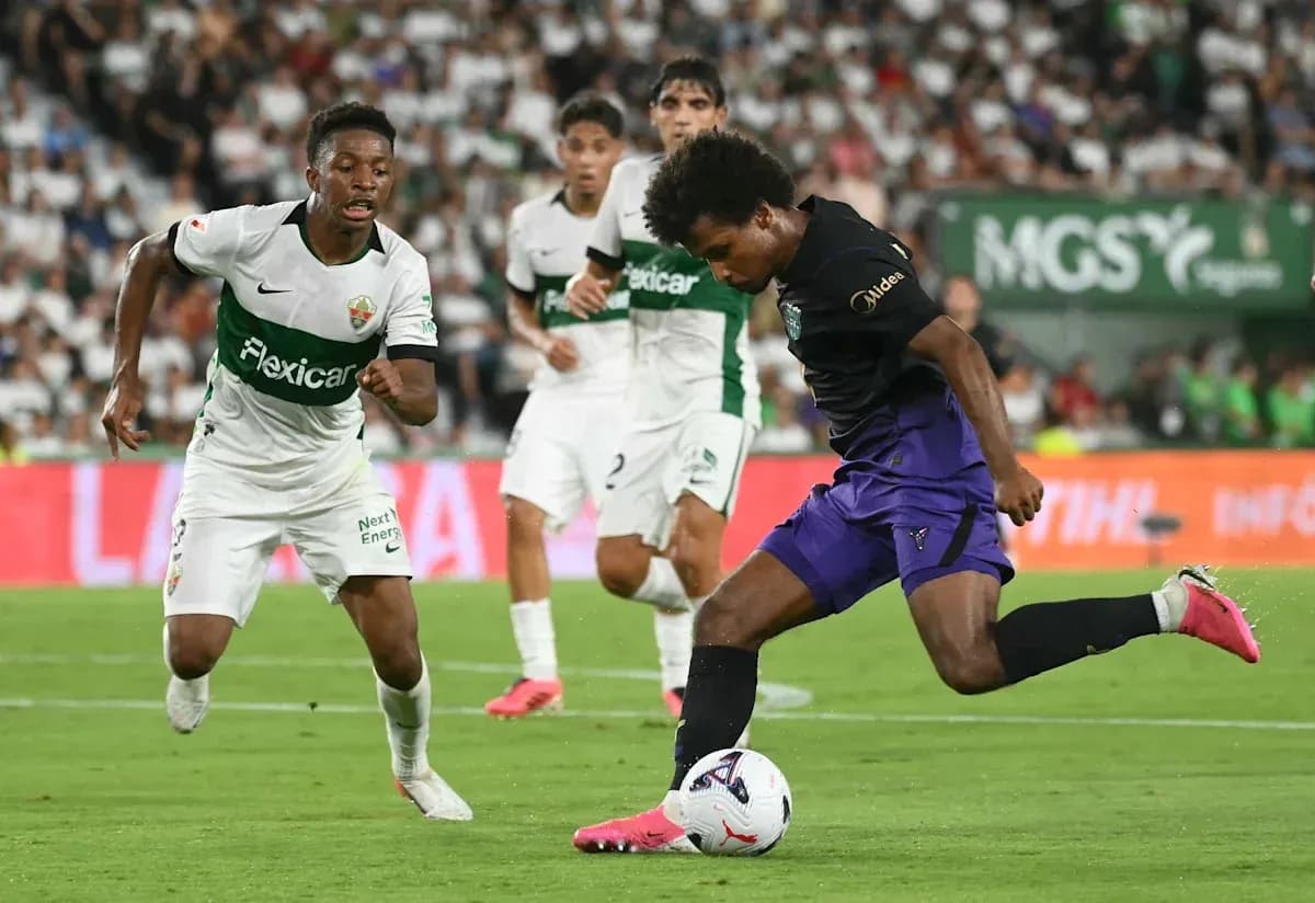 Joueur dribblant un adversaire lors d'un match Joueur dribblant un adversaire lors d'un match