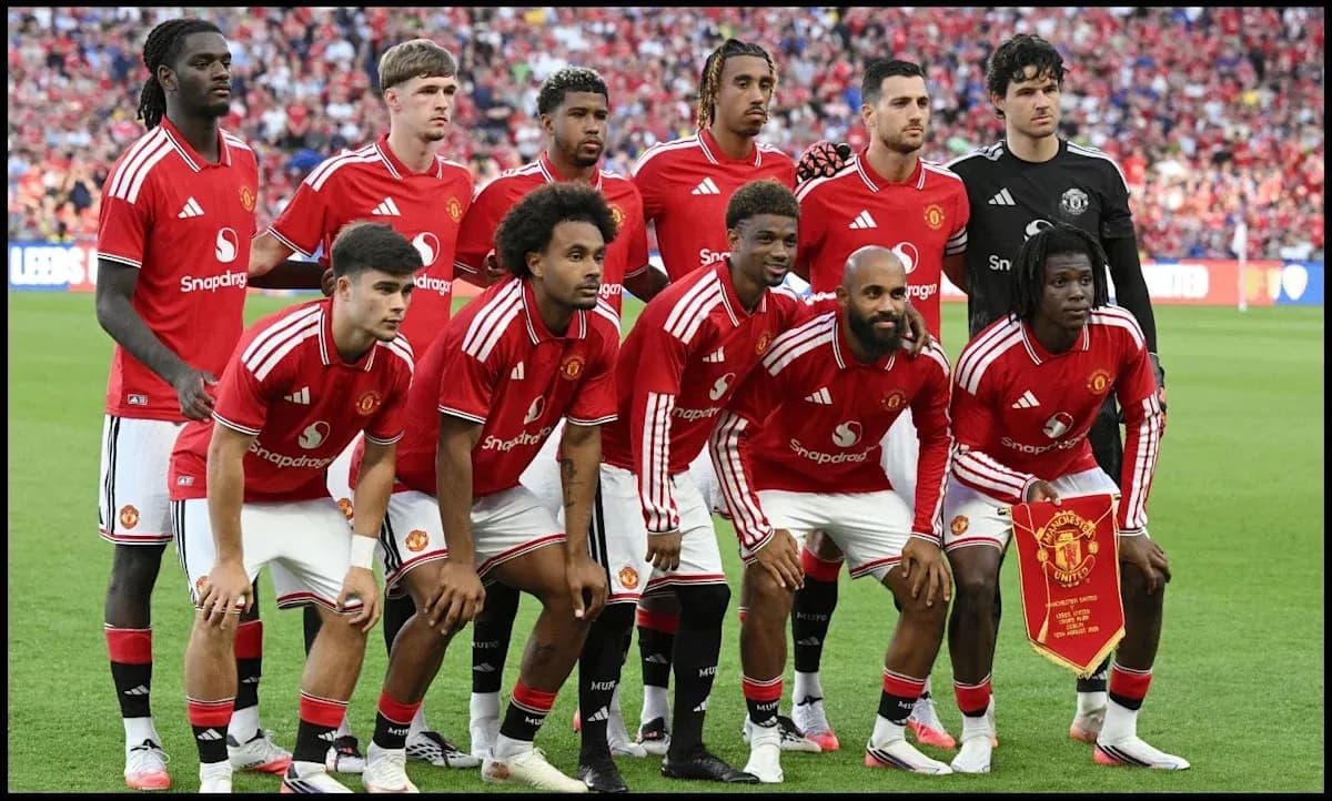 Équipe de Manchester United en pose avant le match Équipe de Manchester United en pose avant le match