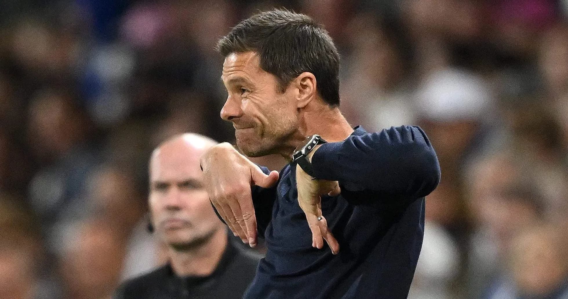 Entraîneur gesticulant sur la touche pendant le match Entraîneur gesticulant sur la touche pendant le match