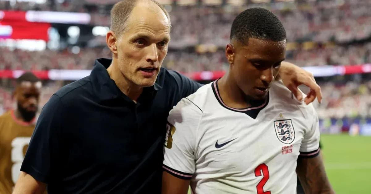 Entraîneur discutant avec joueur après le match Entraîneur discutant avec joueur après le match