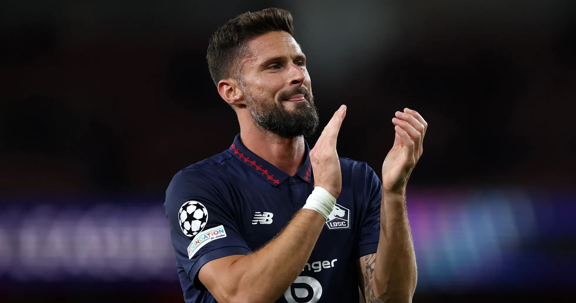 Joueur applaudissant après un match de football Joueur applaudissant après un match de football