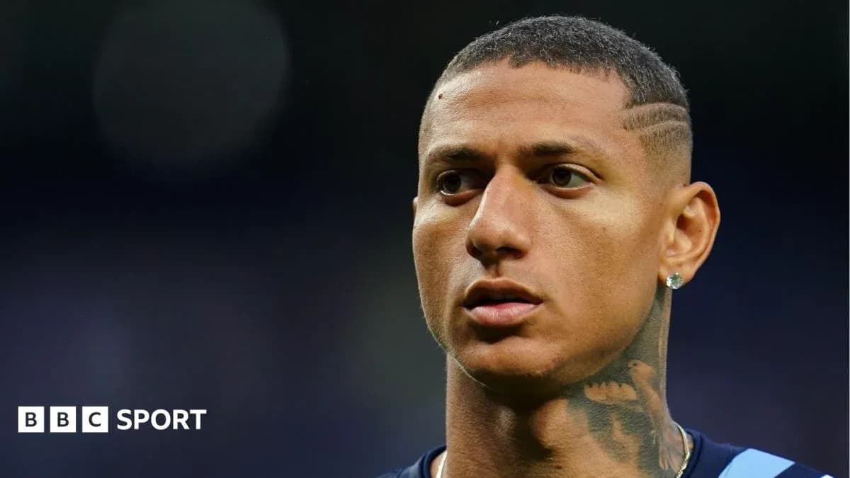 Joueur de football avec un tatouage et des boucles d'oreilles Joueur de football avec un tatouage et des boucles d'oreilles