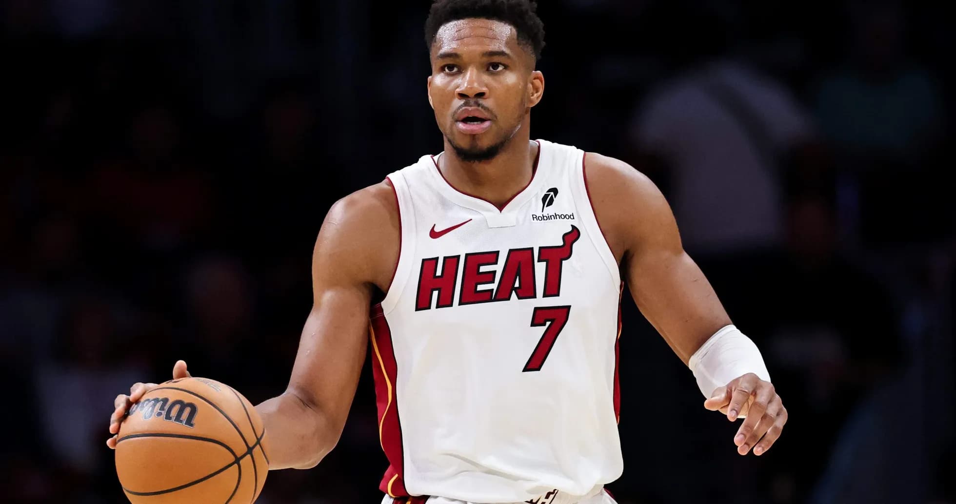 Joueur des Miami Heat dribblant le ballon Joueur des Miami Heat dribblant le ballon