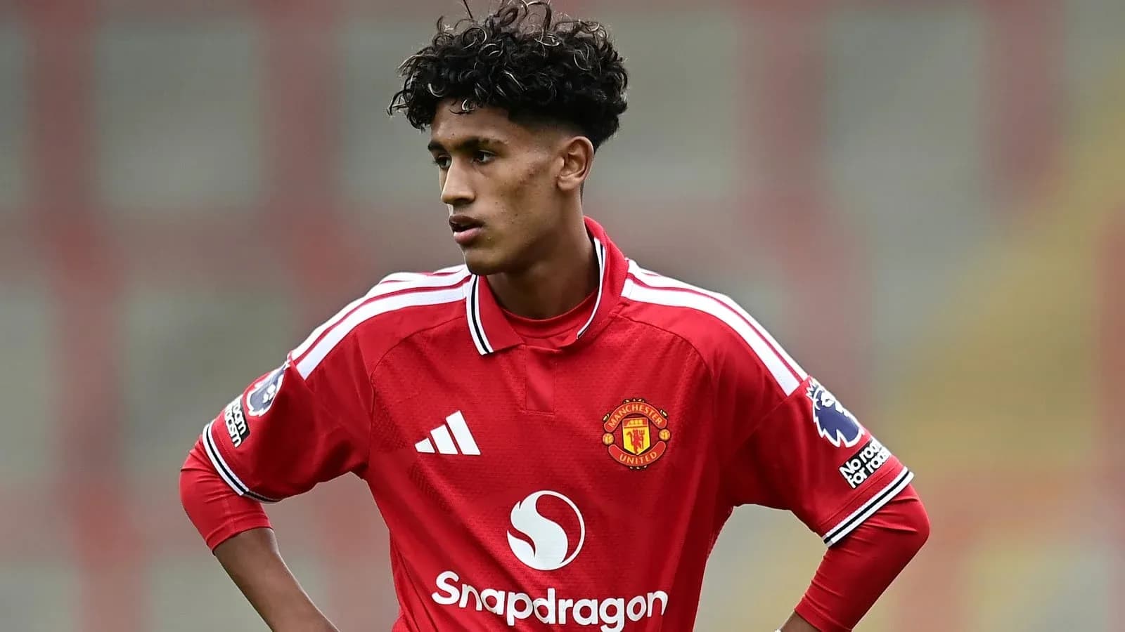 Joueur de Manchester United en tenue rouge sur le terrain Joueur de Manchester United en tenue rouge sur le terrain