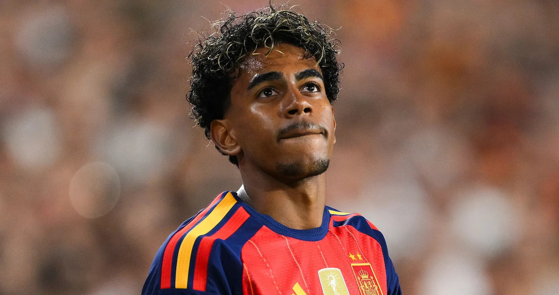 Joueur espagnol en maillot national sur le terrain Joueur espagnol en maillot national sur le terrain