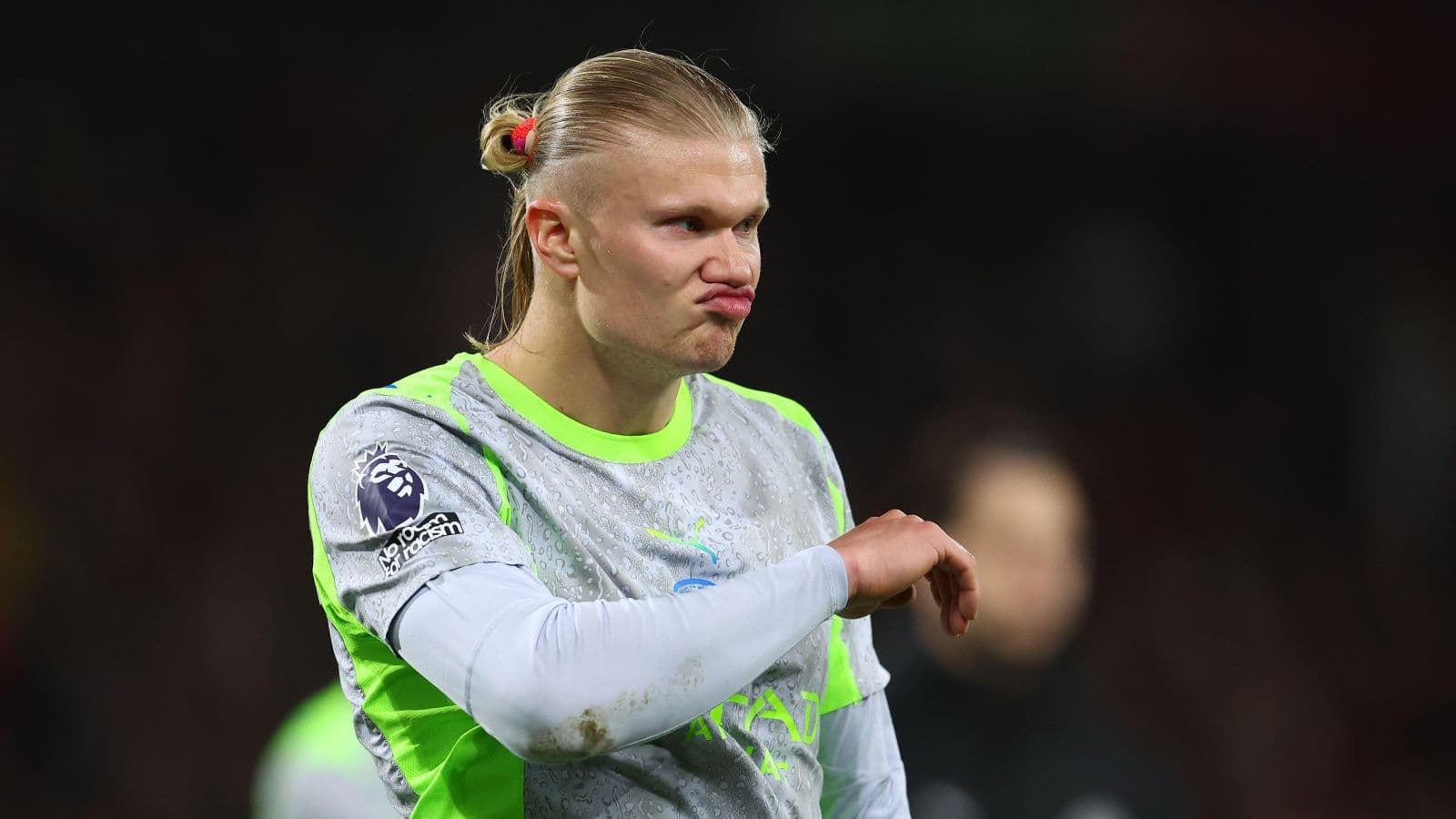 Joueur avec maillot de Manchester City sur le terrain Joueur avec maillot de Manchester City sur le terrain