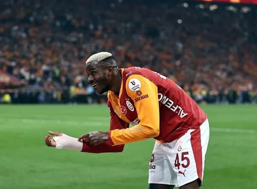 Joueur de Galatasaray célébrant avec le public Joueur de Galatasaray célébrant avec le public