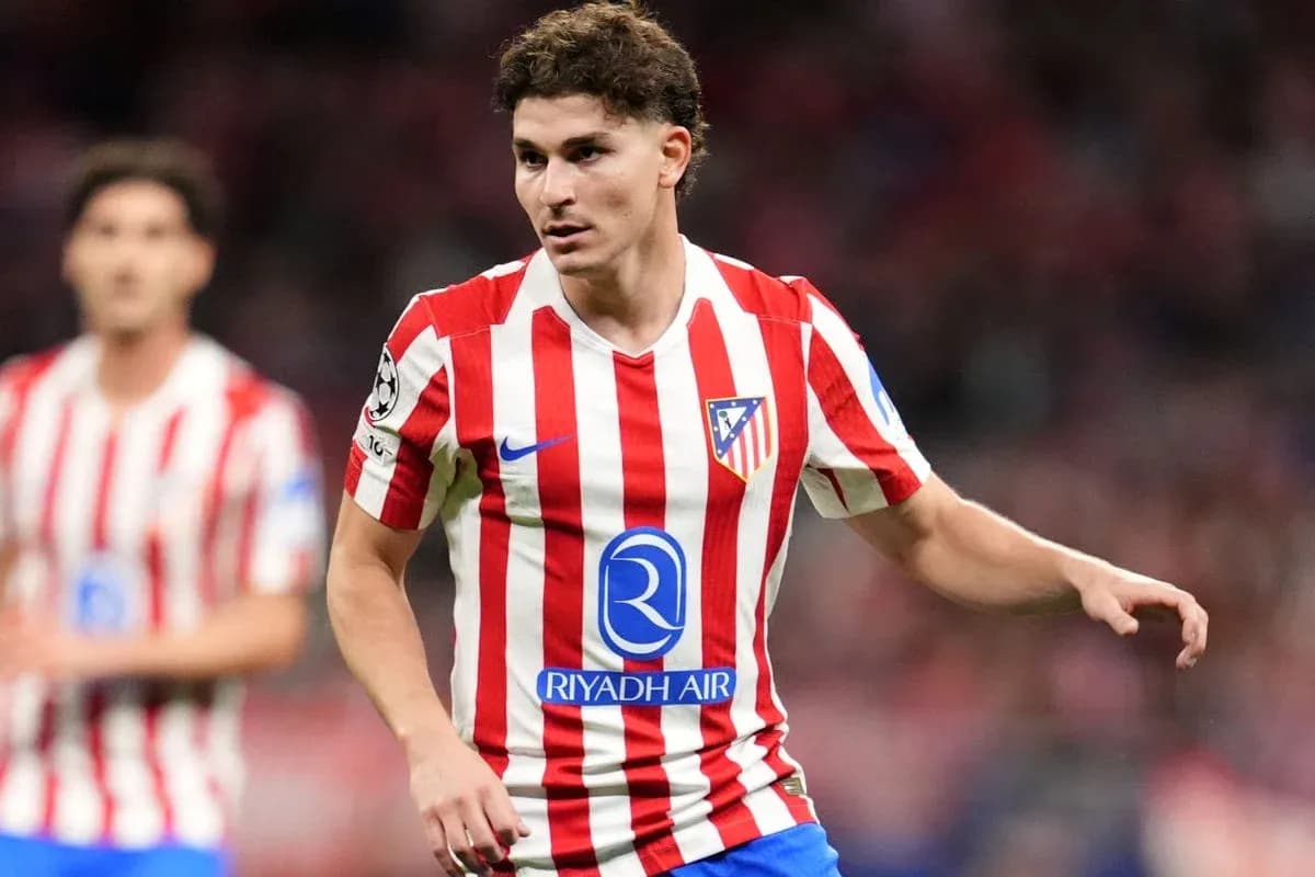 Joueur d'Atlético de Madrid en action sur le terrain Joueur d'Atlético de Madrid en action sur le terrain