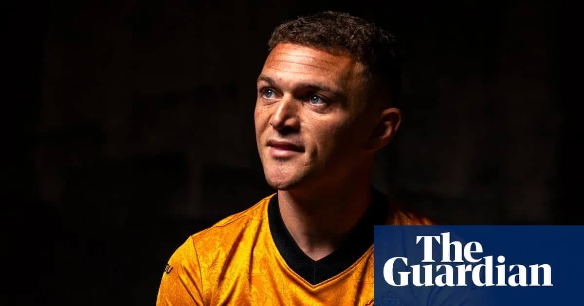 Joueur en maillot jaune dans un éclairage sombre Joueur en maillot jaune dans un éclairage sombre