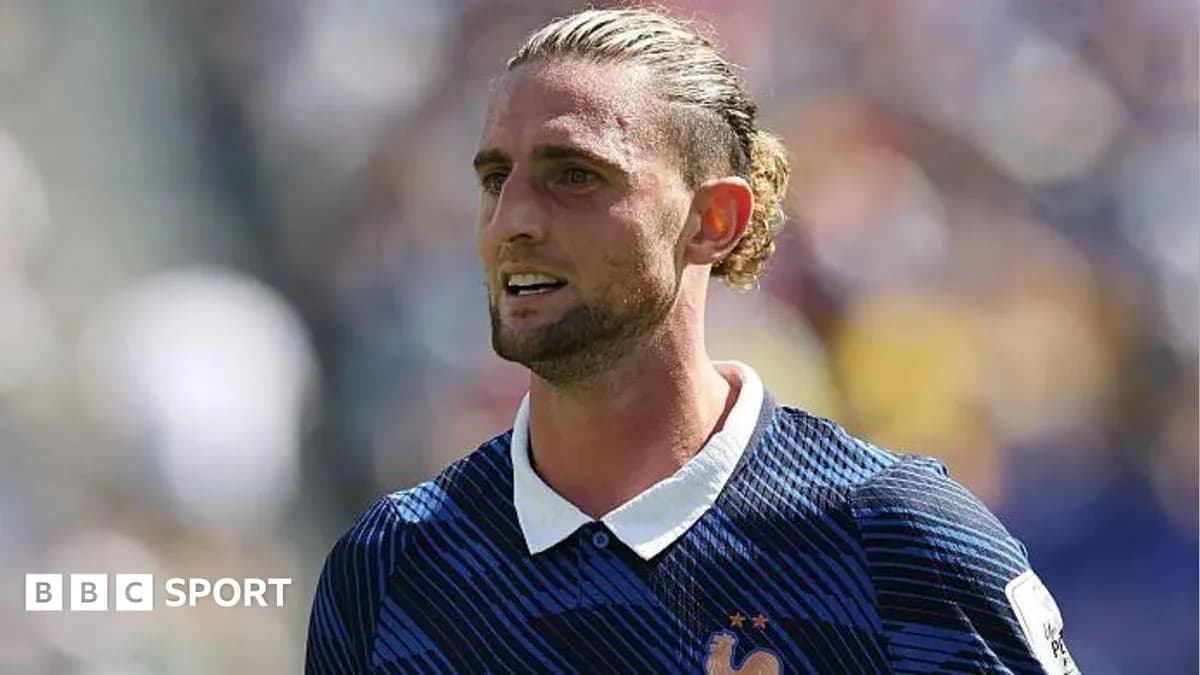 Joueur français en maillot bleu sur le terrain Joueur français en maillot bleu sur le terrain
