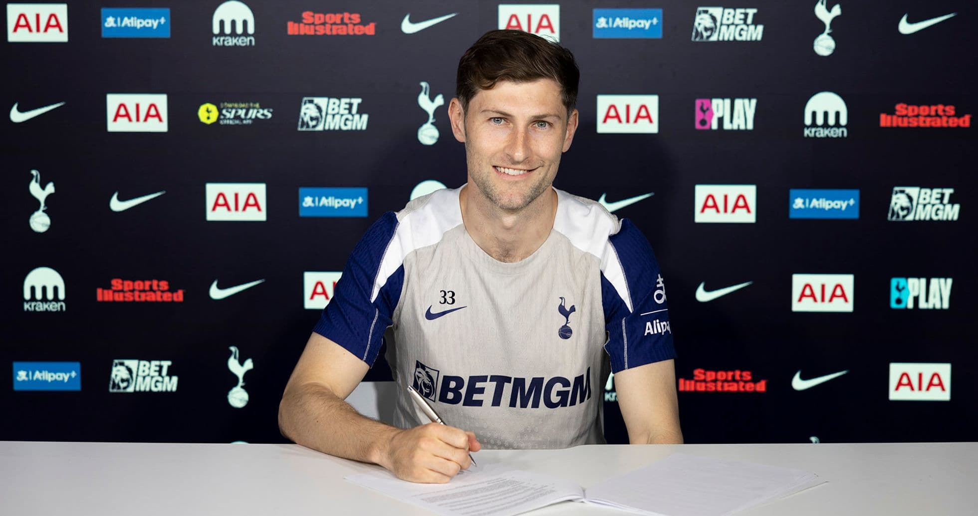 Joueur signant un contrat avec Tottenham Hotspur Joueur signant un contrat avec Tottenham Hotspur
