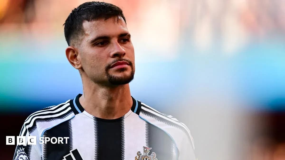 Joueur de Newcastle en tenue de match sur le terrain Joueur de Newcastle en tenue de match sur le terrain