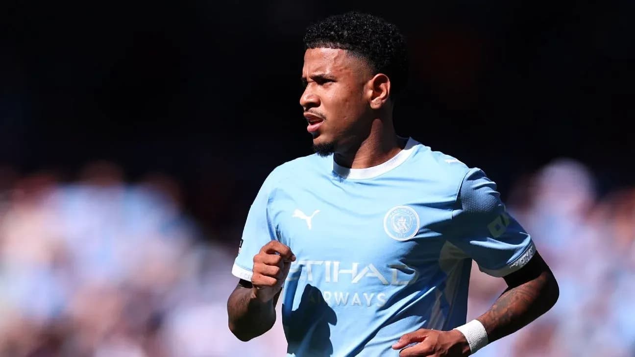 Joueur de Manchester City courant sur le terrain Joueur de Manchester City courant sur le terrain