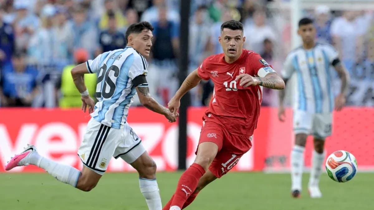 Joueurs suisses et argentins en action sur le terrain Joueurs suisses et argentins en action sur le terrain