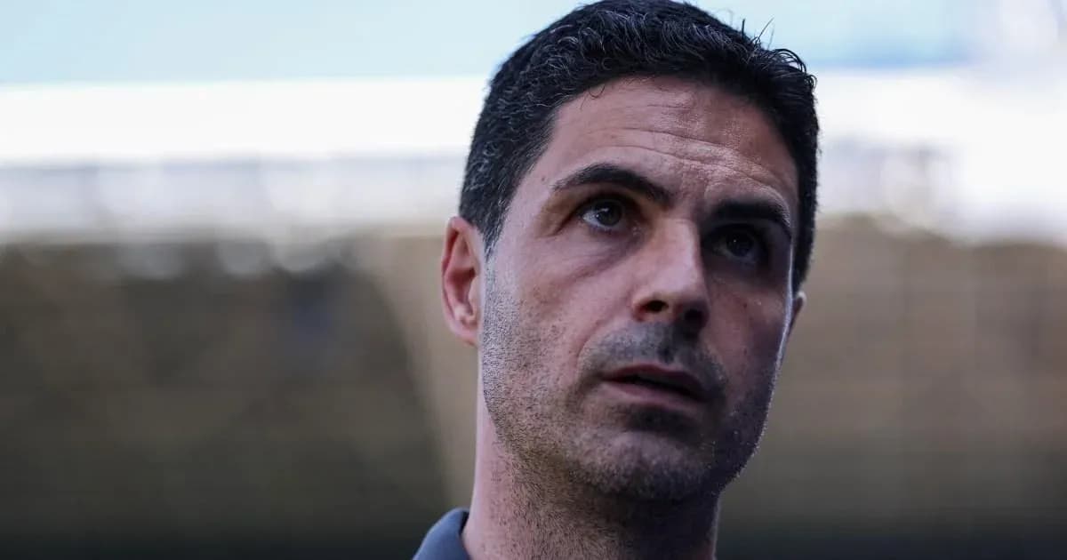 Entraîneur parlant lors d'une conférence de presse Entraîneur parlant lors d'une conférence de presse
