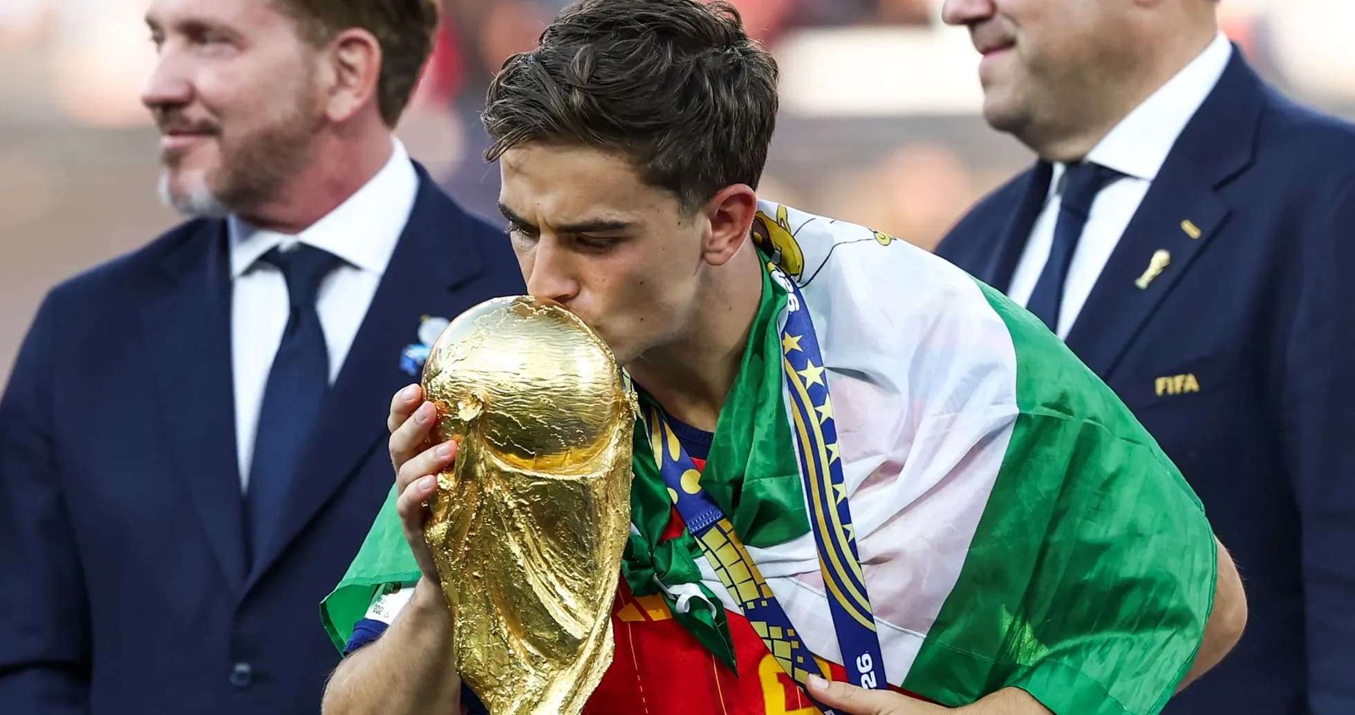 Joueur embrassant le trophée de la Coupe du Monde Joueur embrassant le trophée de la Coupe du Monde