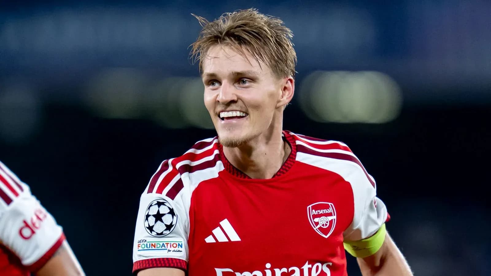 Joueur d'Arsenal célébrant un but sur le terrain Joueur d'Arsenal célébrant un but sur le terrain