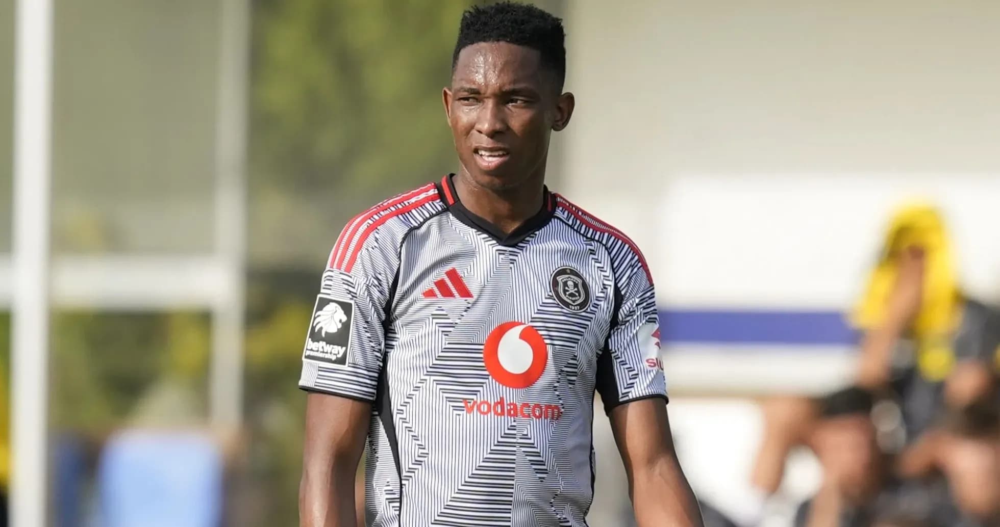 Joueur portant le maillot de l'Orlando Pirates sur le terrain Joueur portant le maillot de l'Orlando Pirates sur le terrain