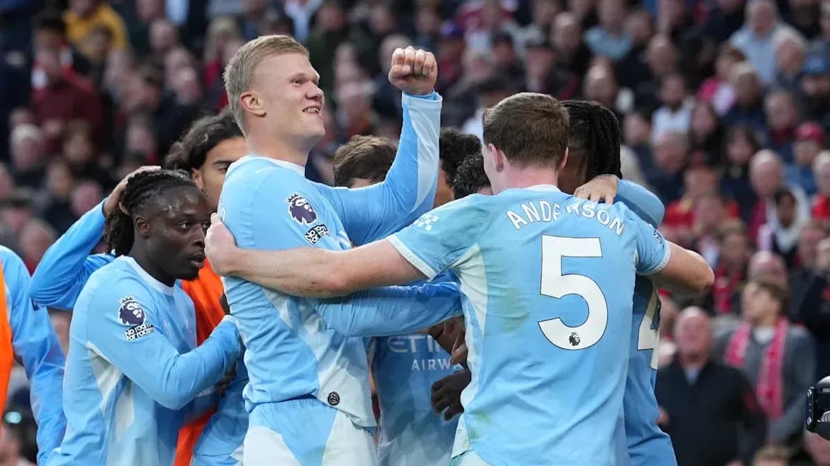 Joueurs de Manchester City célébrant un but ensemble Joueurs de Manchester City célébrant un but ensemble