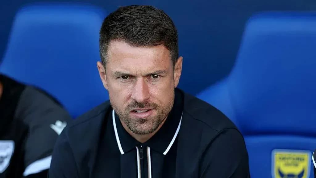 Entraîneur assis sur le banc de touche pendant le match Entraîneur assis sur le banc de touche pendant le match
