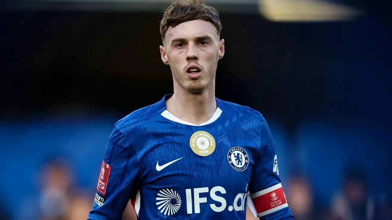 Joueur de Chelsea en tenue bleue sur le terrain Joueur de Chelsea en tenue bleue sur le terrain