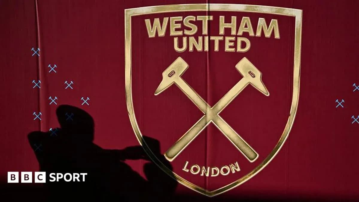 Logo de West Ham United sur fond rouge Logo de West Ham United sur fond rouge