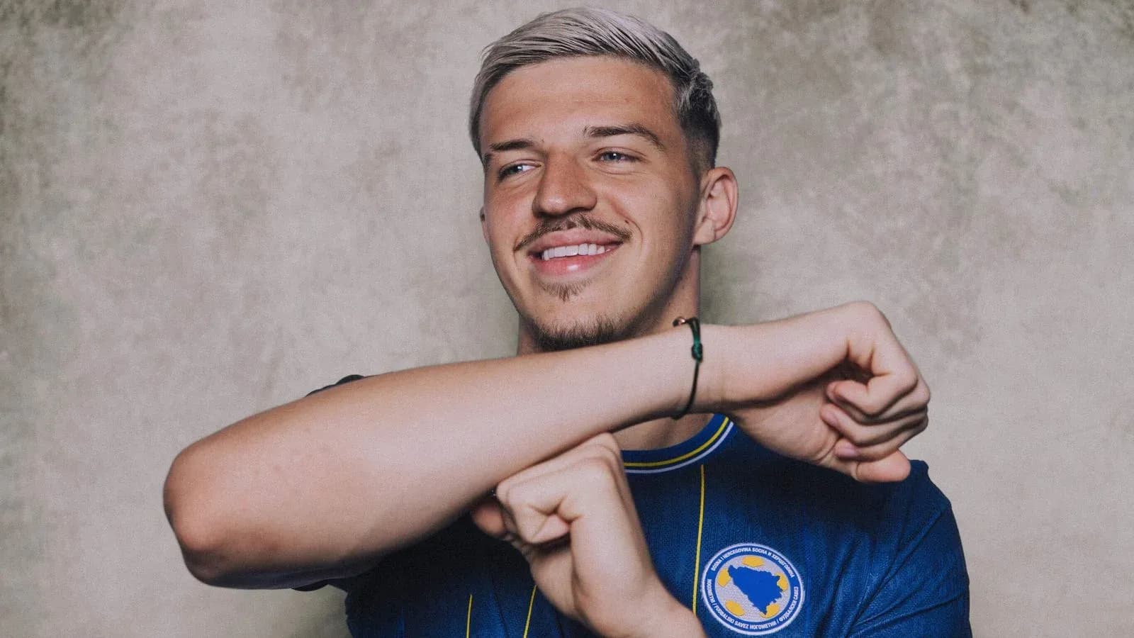 Joueur souriant en maillot bleu avec logo Joueur souriant en maillot bleu avec logo