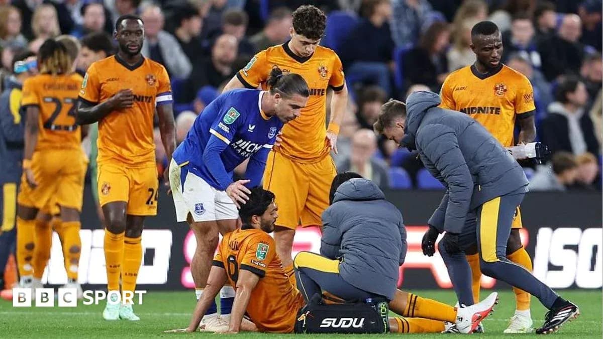 Joueur blessé avec personnel médical sur le terrain Joueur blessé avec personnel médical sur le terrain
