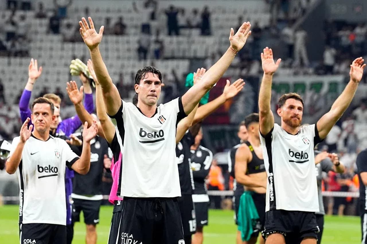 Joueurs de Beşiktaş saluant les supporters Joueurs de Beşiktaş saluant les supporters