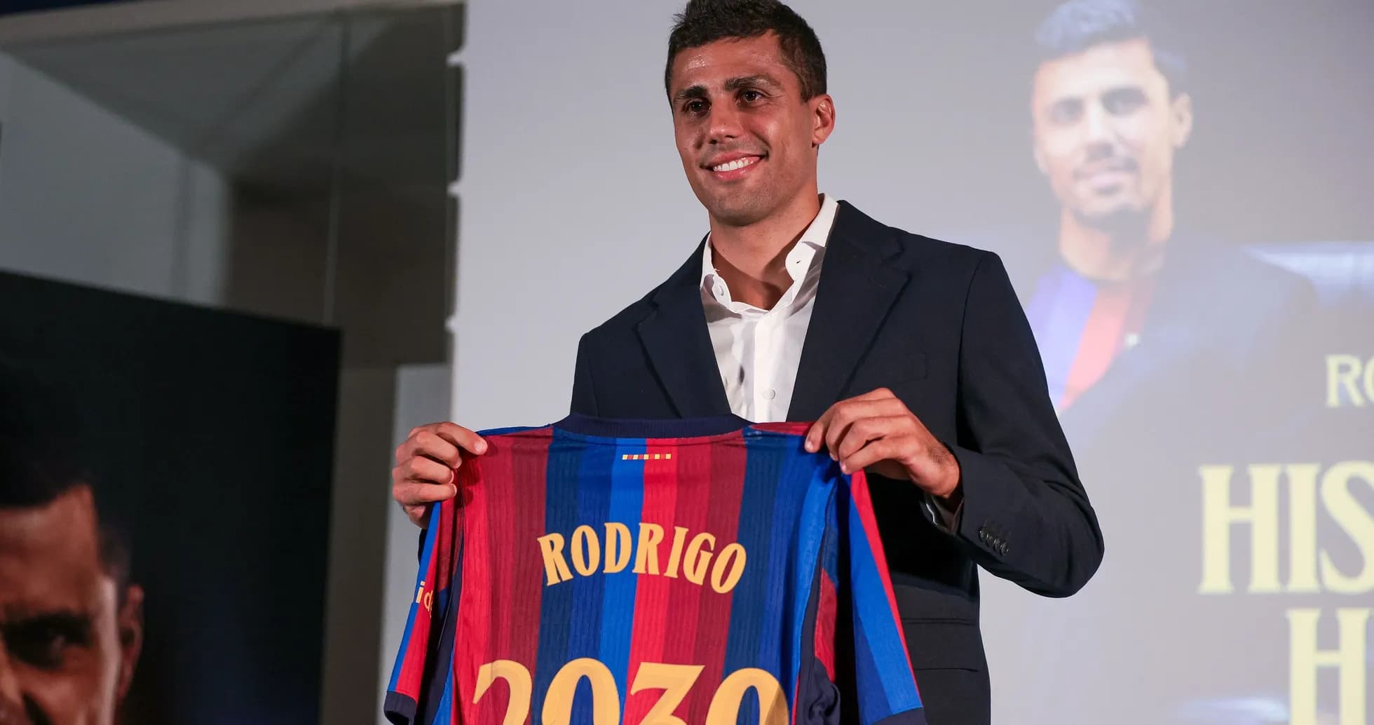 Joueur présentant son maillot au club FC Barcelone Joueur présentant son maillot au club FC Barcelone