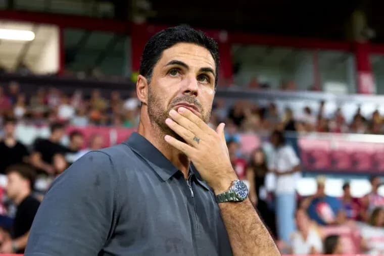 Entraîneur observant le match depuis la touche Entraîneur observant le match depuis la touche