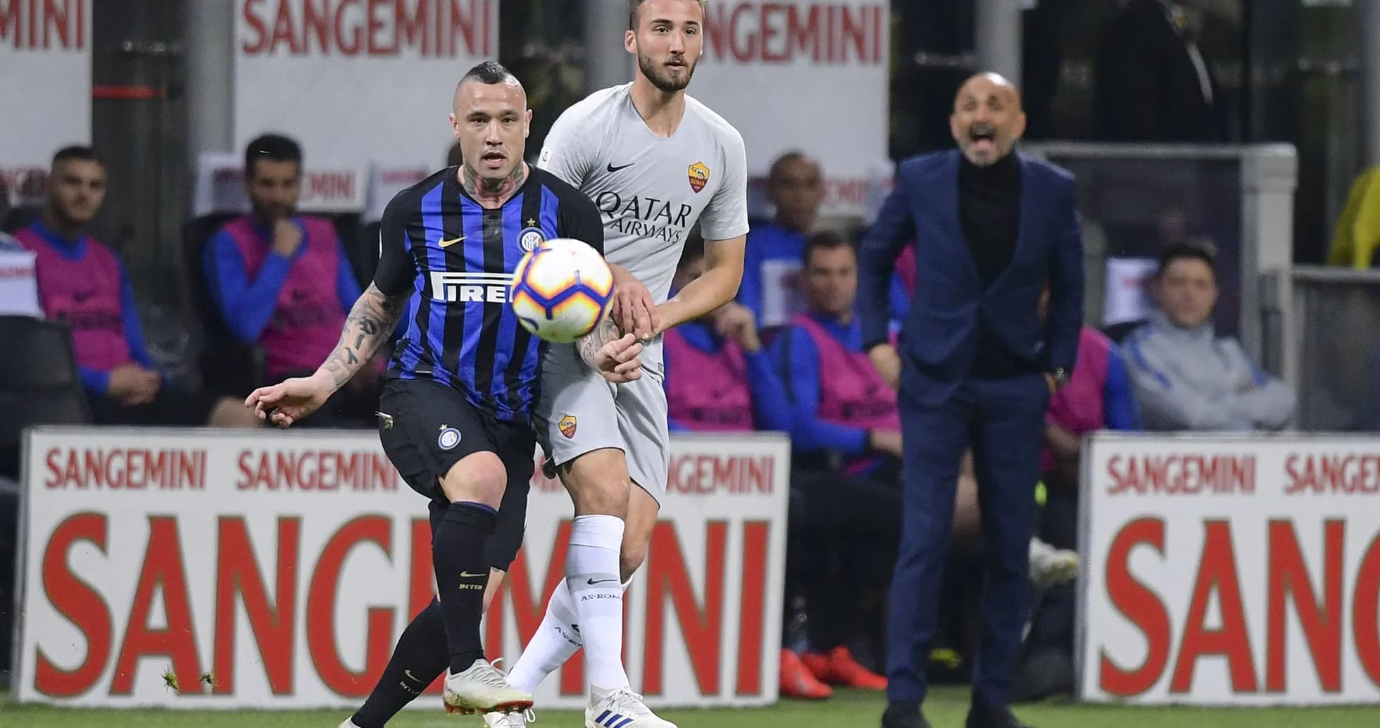 Deux joueurs se disputant le ballon pendant le match Deux joueurs se disputant le ballon pendant le match