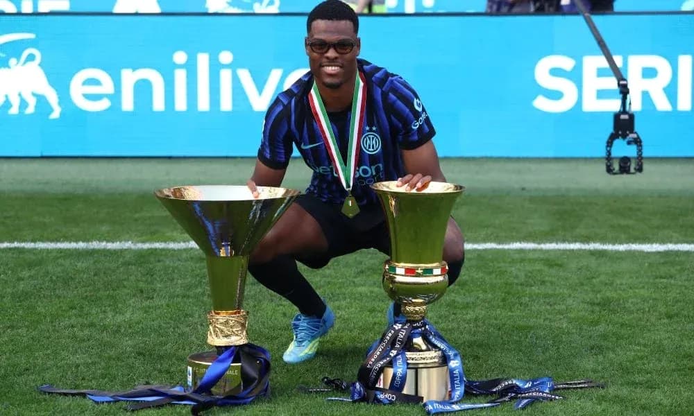 Joueur célébrant avec deux trophées de football Joueur célébrant avec deux trophées de football